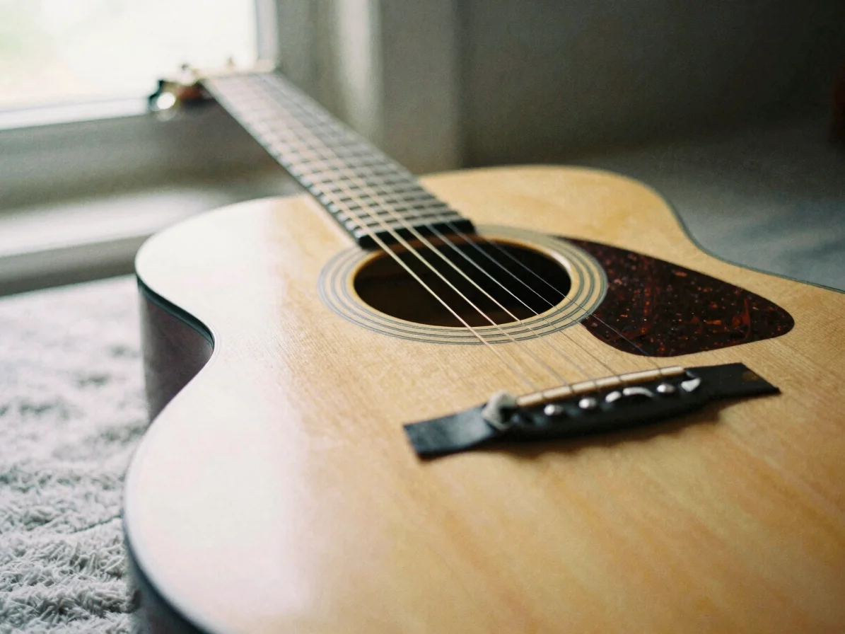 教學文章 Detailed shot of wooden acoustic guitar body, strings, and polish